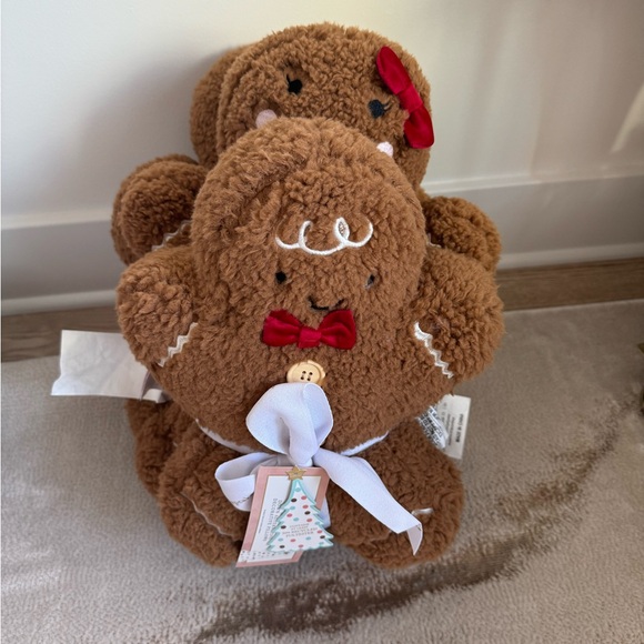 3 Gingerbread Family Christmas Pillows Cupcakes Cashmere NWT - Picture 6 of 7